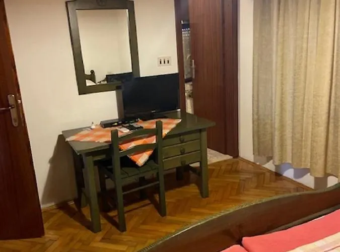Gostinjska kuća In With Balcony, Air Conditioning, Wifi 5188-8 Sukosan